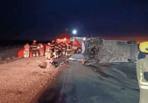 Choque frontal entre un auto y un minibús en Córdoba: hay dos muertos y 16 heridos