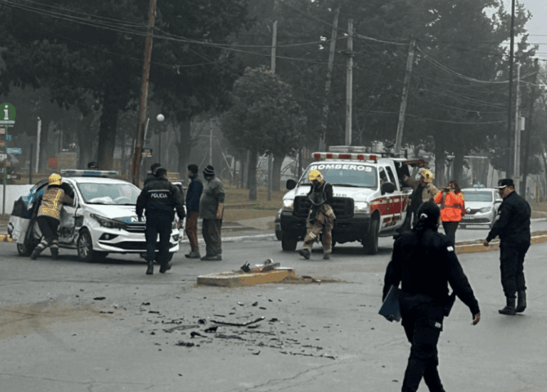 Choque entre una camioneta y un patrullero en Villa de Merlo: dos policías resultaron heridos