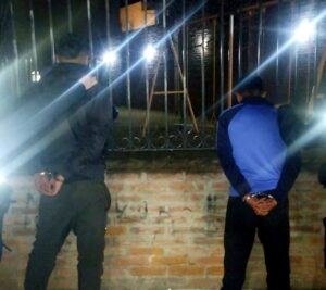 Provocaron daños en un comercio del centro y fueron detenidos