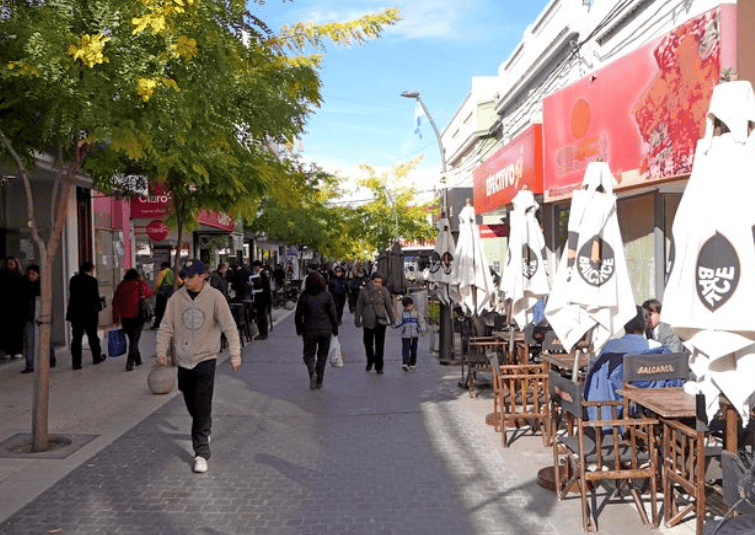 Según una encuesta, casi el 64% de los comercios de San Luis abrirán este viernes feriado