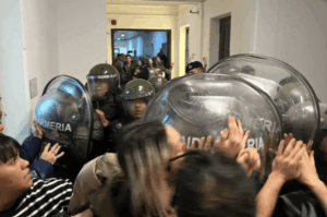 Denunciaron «una nueva Noche de los Bastones Largos» tras la represión en la CNEA, el INTI y el Conicet