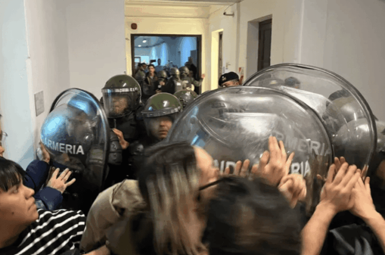 Denunciaron «una nueva Noche de los Bastones Largos» tras la represión en la CNEA, el INTI y el Conicet