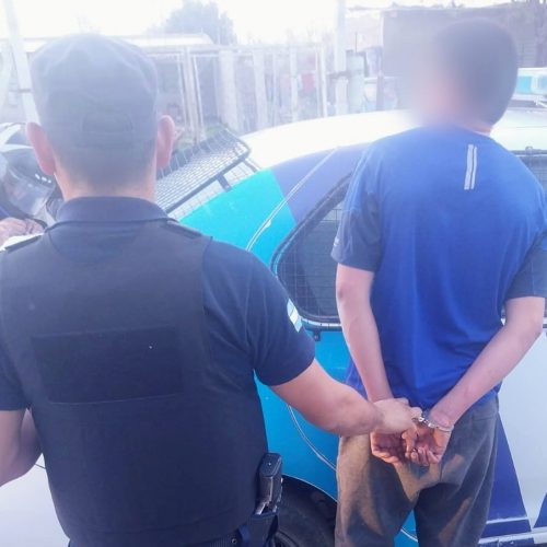 Bº República: persecución y dos detenidos por efectuar disparos contra una casa
