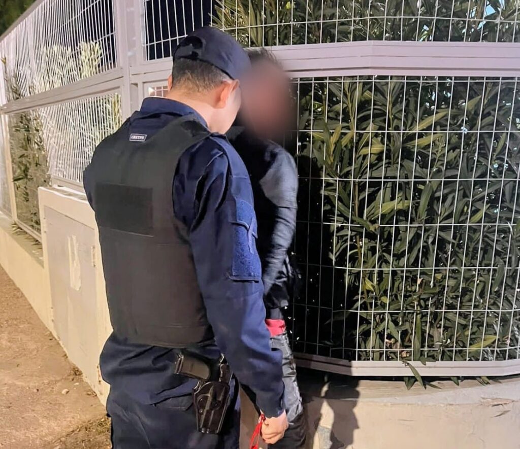 Demoraron a un hombre por golpear un móvil policial e insultar a efectivos