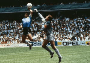 Subastarán la pelota con la que Maradona anotó sus históricos goles ante Inglaterra en México 86