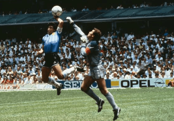 Subastarán la pelota con la que Maradona anotó sus históricos goles ante Inglaterra en México 86