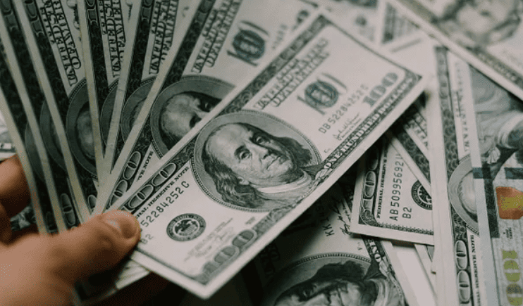 El dólar blue subió hasta $1.560 y alcanzó un nuevo récord nominal