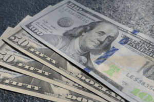 El dólar retrocedió en el inicio de la semana y amplió la brecha con el techo de la banda