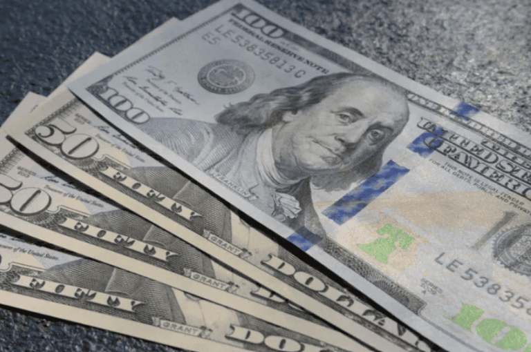 El dólar retrocedió en el inicio de la semana y amplió la brecha con el techo de la banda