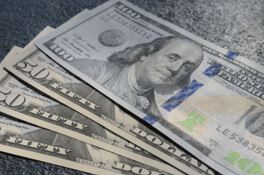 El dólar retrocedió en el inicio de la semana y amplió la brecha con el techo de la banda
