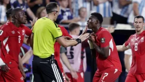 FIFA defendió la expulsión de Embolo ante Argentina y explicó la polémica decisión del VAR