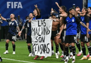 La FIFA abrió un expediente a la Selección por la bandera de Malvinas y los incidentes en la final