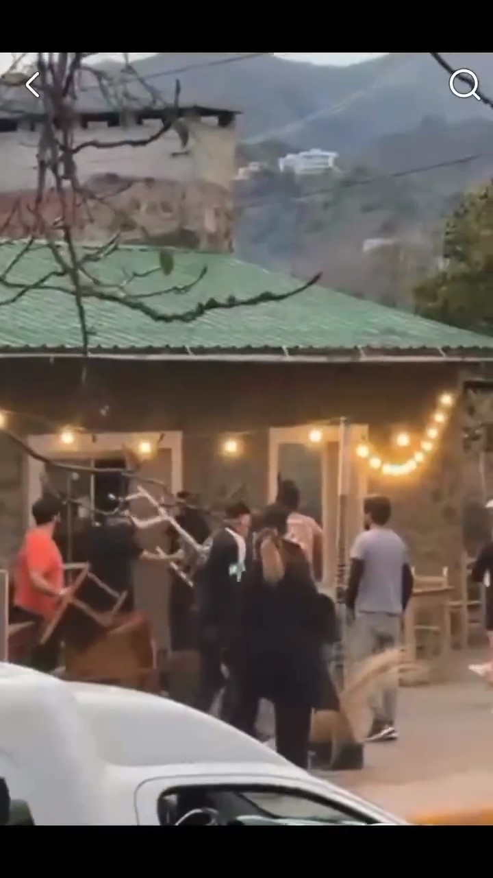 VIDEO | Ocho hombres protagonizaron una pelea violenta en un restaurante de Potrero y dejaron heridos