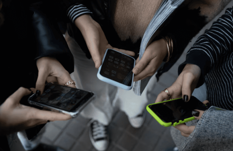 Es oficial: Francia prohíbe redes sociales a menores de 15 años