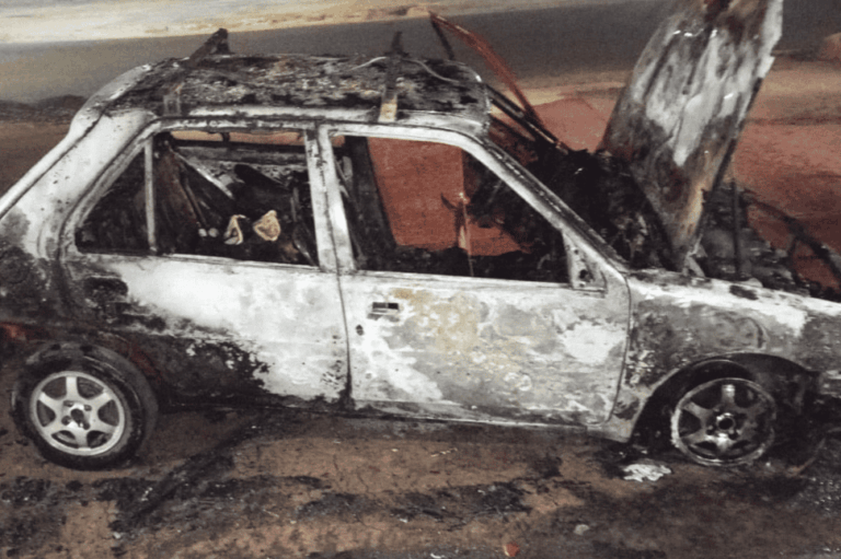 Un auto se incendió en la zona este de la ciudad: no hubo personas heridas