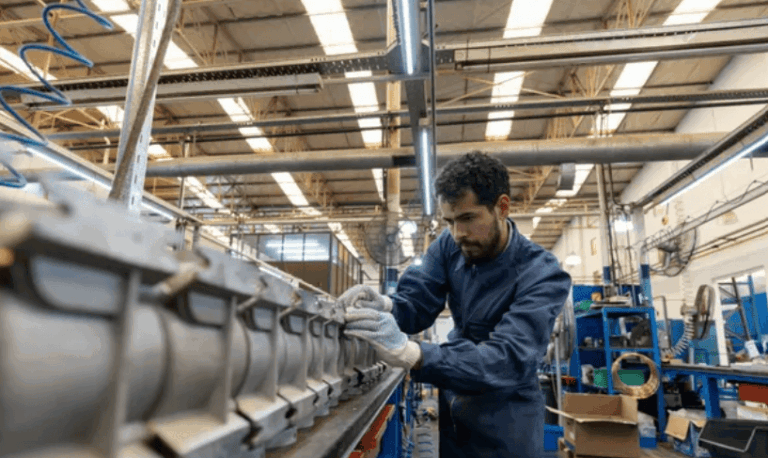 La industria cayó 5,7% anual en mayo, arrastrada por derrumbes en textiles, maquinaria y autos