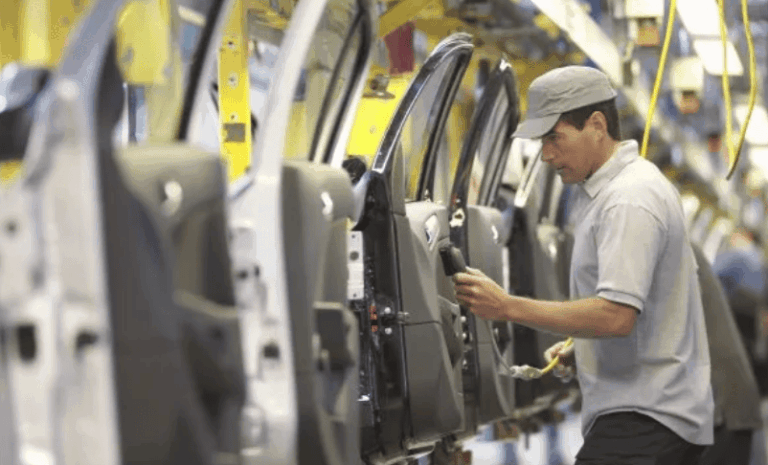 La industria cayó 5,7% anual en mayo, arrastrada por derrumbes en textiles, maquinaria y autos