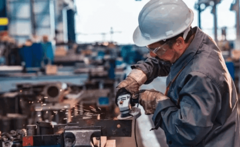 La industria utilizó el 58,4% de su capacidad instalada en mayo y profundizó la caída en sectores clave