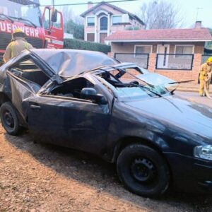 Un joven de 18 años perdió el control de su auto, volcó y terminó hospitalizado en Merlo