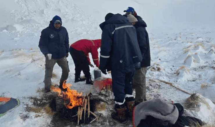 Rescataron con vida a los mineros atrapados por una tormenta de nieve en Catamarca