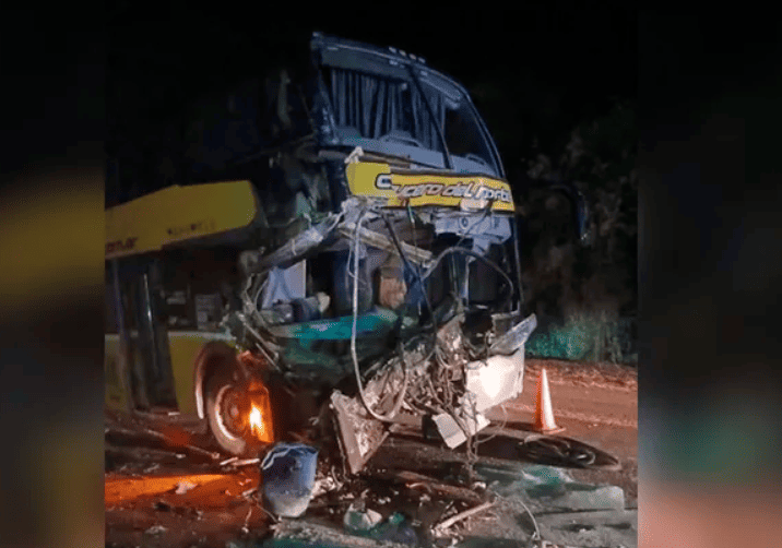 Misiones: más de 40 heridos tras un brutal choque entre un micro y un camión - SanLuis24Noticias