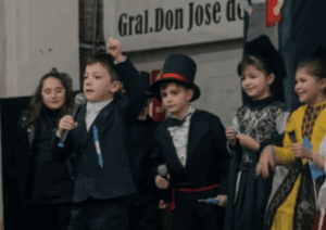 Un nene encabezó un acto escolar por el Día de la Independencia y terminó pidiendo «por la cuarta»