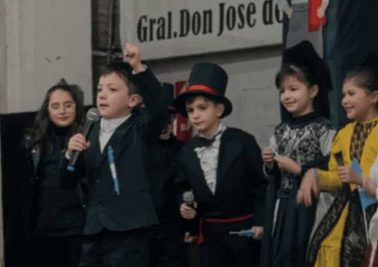 Un nene encabezó un acto escolar por el Día de la Independencia y terminó pidiendo «por la cuarta»