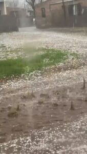 VIDEO | Nueva Galia: en pleno invierno, una tormenta de granizo sorprendió a los vecinos
