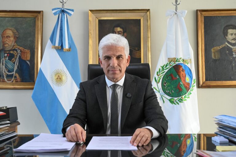 Poggi anunció un aumento salarial escalonado del 20% para la administración pública