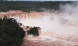 Crecida histórica del río Iguazú: suspendieron el acceso a la Garganta del Diablo en las Cataratas