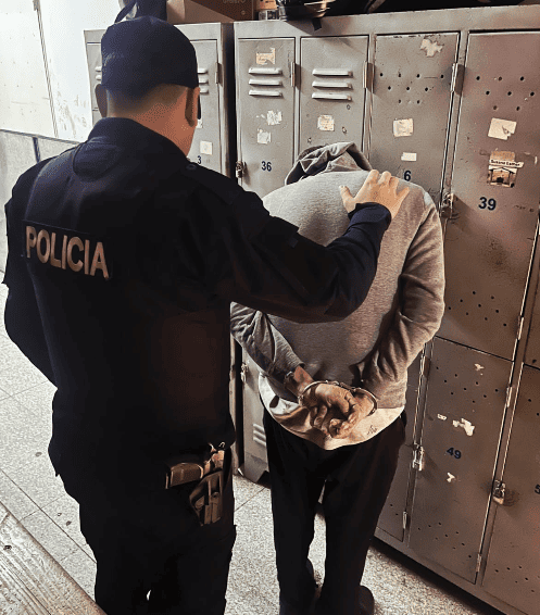 Detuvieron a un hombre por intentar robar en un supermercado de la ciudad y le secuestraron una escopeta