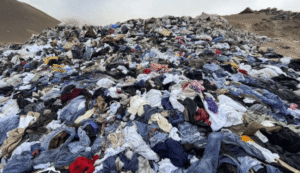 La montaña de ropa de Atacama: 60.000 toneladas visibles desde el espacio y símbolo de la crisis de la moda rápida