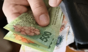 El salario mínimo cayó 40% real desde 2023: cuánto poder de compra perdió sobre los alimentos básicos