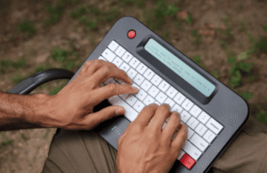 Vuelve la máquina de escribir: teclado físico, con pantalla, sin internet y por más de USD 500