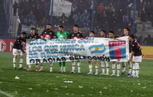 Tigre celebró en Uruguay con una bandera por Malvinas y replicó el gesto de la Selección Argentina