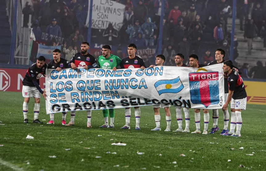 Tigre celebró en Uruguay con una bandera por Malvinas y replicó el gesto de la Selección Argentina - SanLuis24Noticia