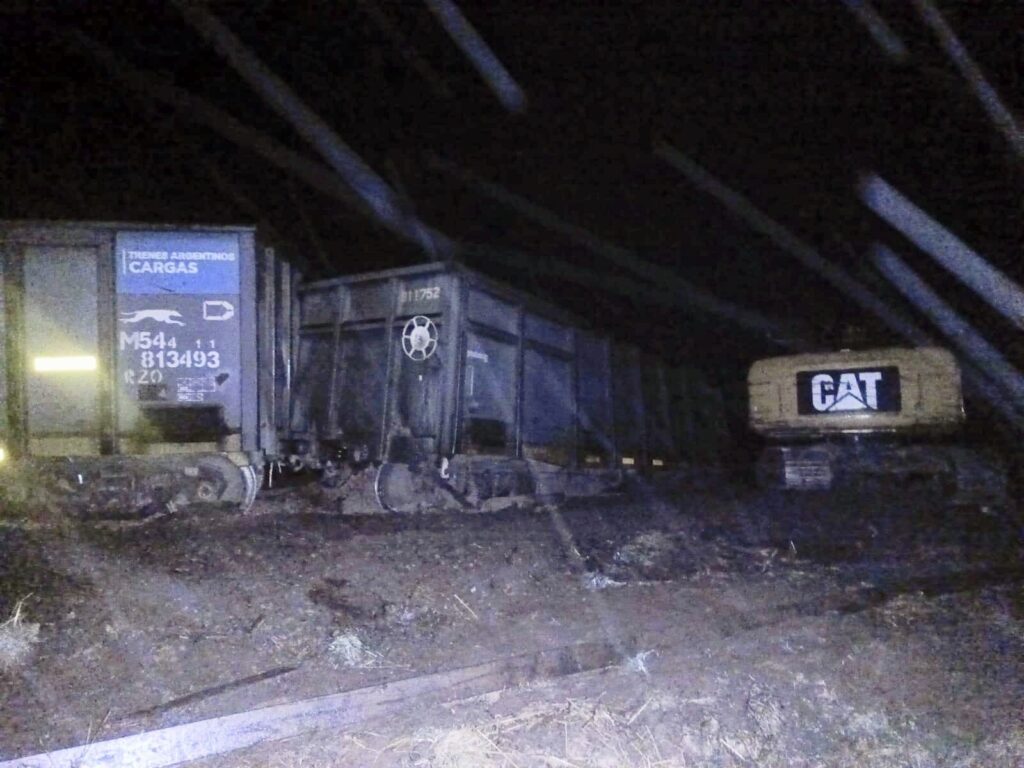 Descarrilaron 12 vagones de un tren cargado con carbón cerca de Nueva Escocia