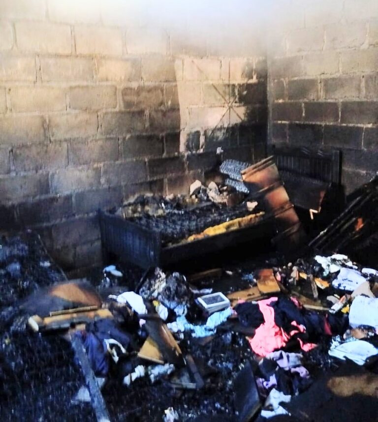 El fuego arrasó con una casa en La Vecindad y una adolescente quedó internada