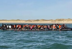 230 migrantes cruzaron el Canal de la Mancha