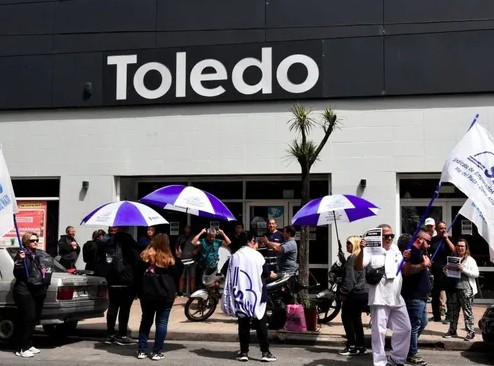 Crisis de consumo: un supermercado vende un local para pagar salarios