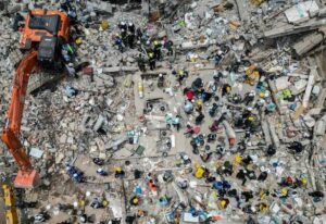 Desesperada búsqueda en Colombia tras el terremoto que dejó cientos de muertos