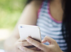 Internet en el exterior: cómo evitar altos costos con eSIM