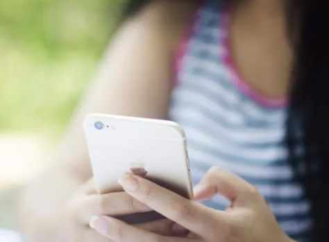 Internet en el exterior: cómo evitar altos costos con eSIM