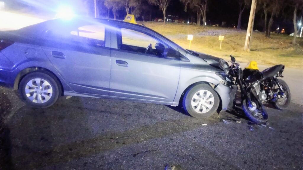 Choque entre una moto y un auto en Villa de Merlo: dos jóvenes fueron hospitalizados