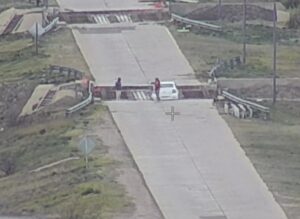 Un auto cayó en una obra de la Ruta 7 frente al Hospital Ramón Carrillo