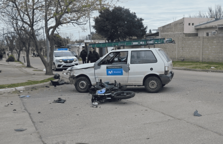 Dos jóvenes resultaron heridos tras un choque entre una moto y un auto en la ciudad