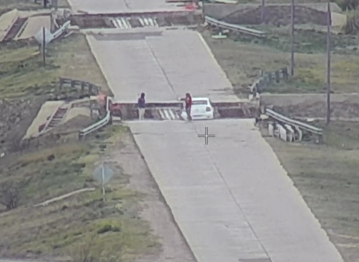 Un auto cayó en una obra de la Ruta 7 frente al Hospital Ramón Carrillo