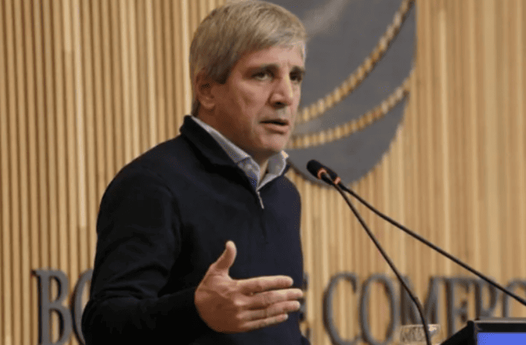 Luis Caputo: «Todavía la gente pierde plata teniendo dólares debajo del colchón»