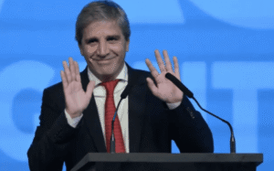 Interpelación a Luis Caputo: el peronismo exige su citación a Diputados por el destino del impuesto a los combustibles