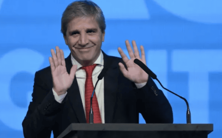 Interpelación a Luis Caputo: el peronismo exige su citación a Diputados por el destino del impuesto a los combustibles